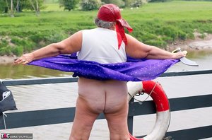 TAC Amateurs are pleased to offer you a free pics featuring Grandma Libby in play with dildo